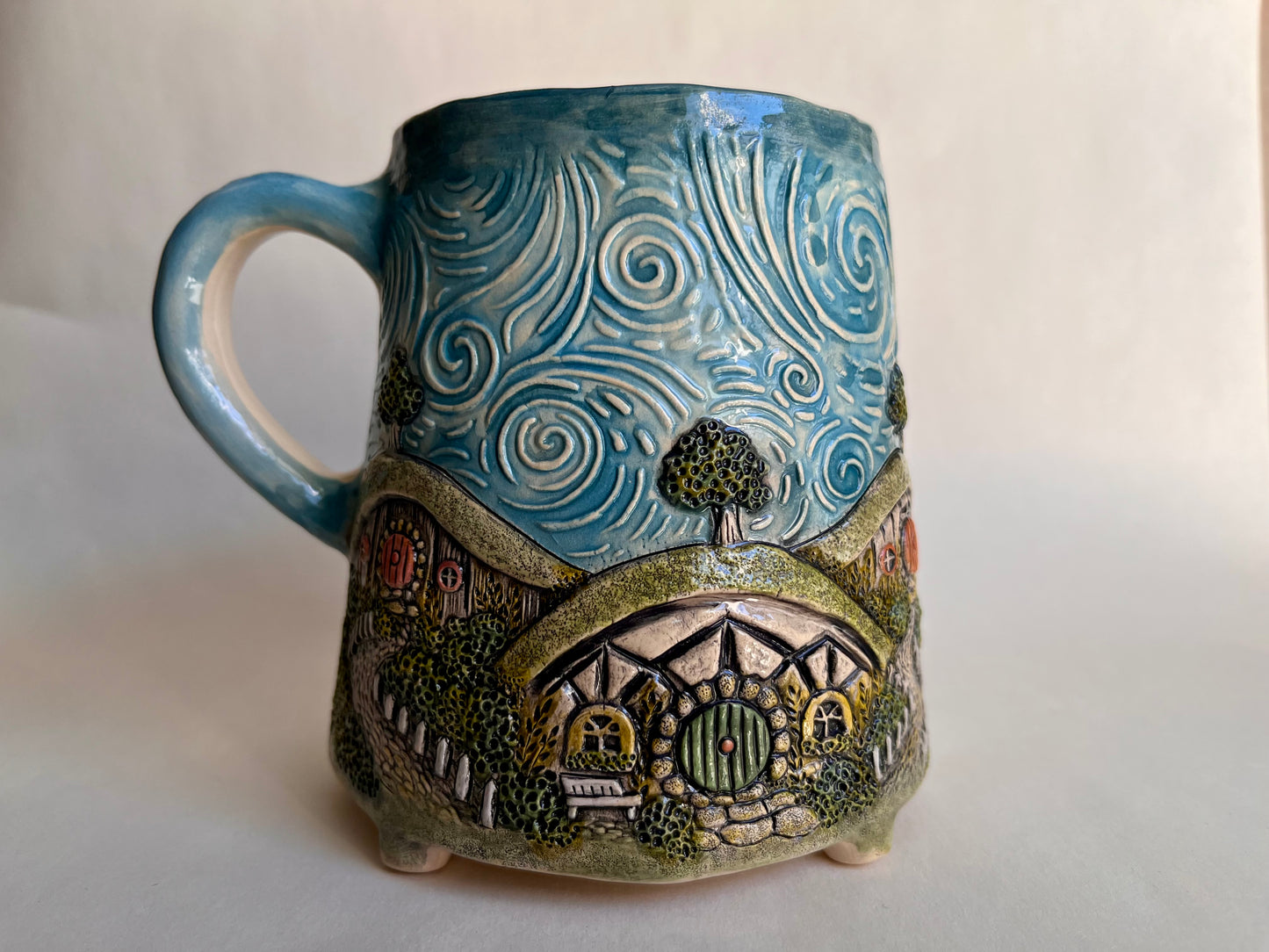 Hobbiton Village 550ml / 18.5oz mug
