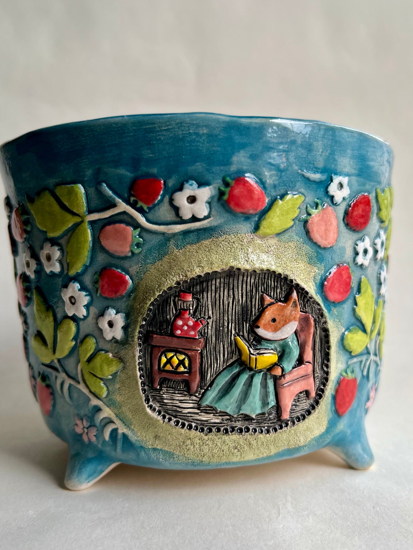 SERVING BOWL - Fox reading in strawberry burrow - 520ml / 17.5oz
