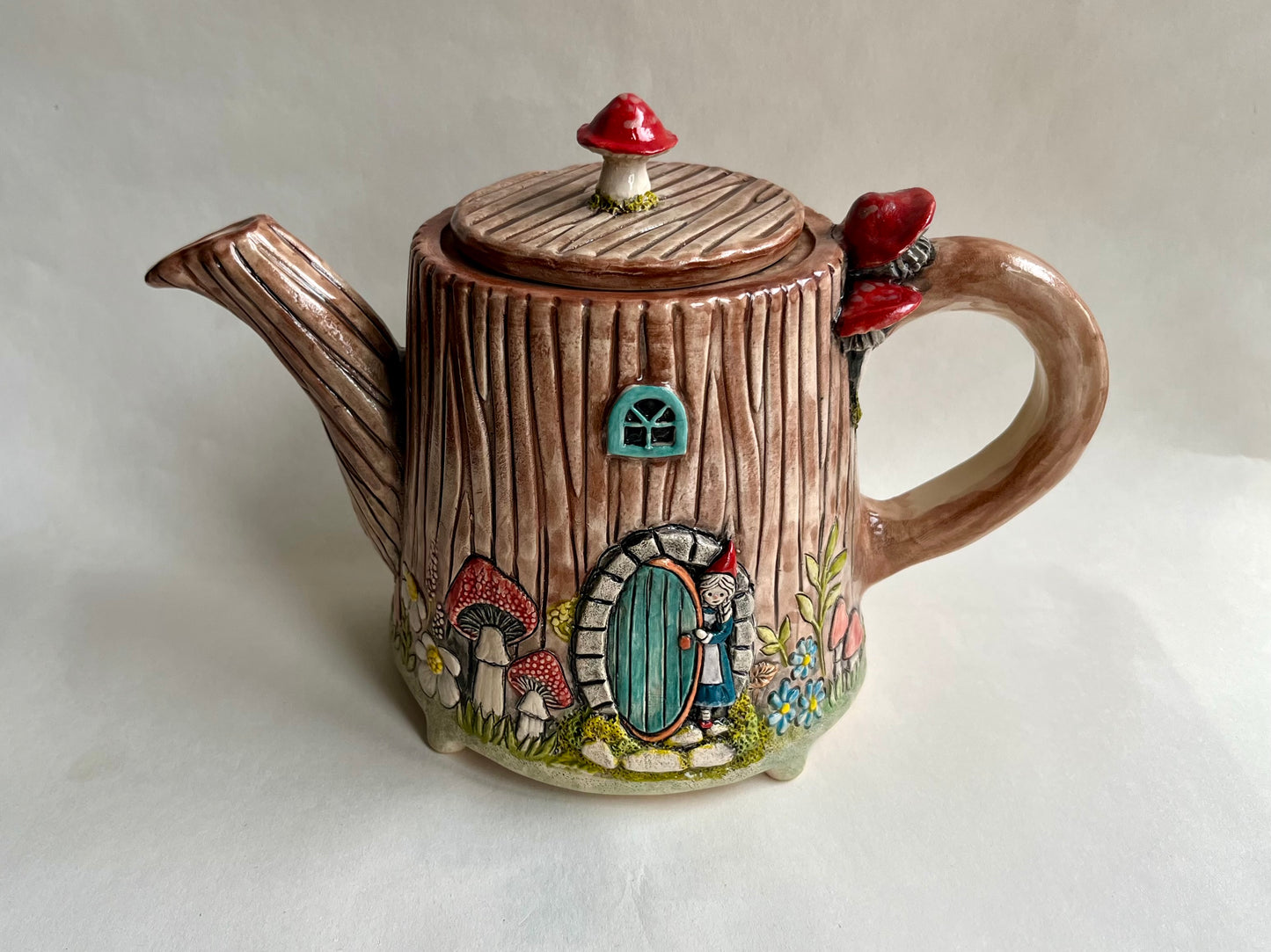 Rosa in the tree stump house teapot