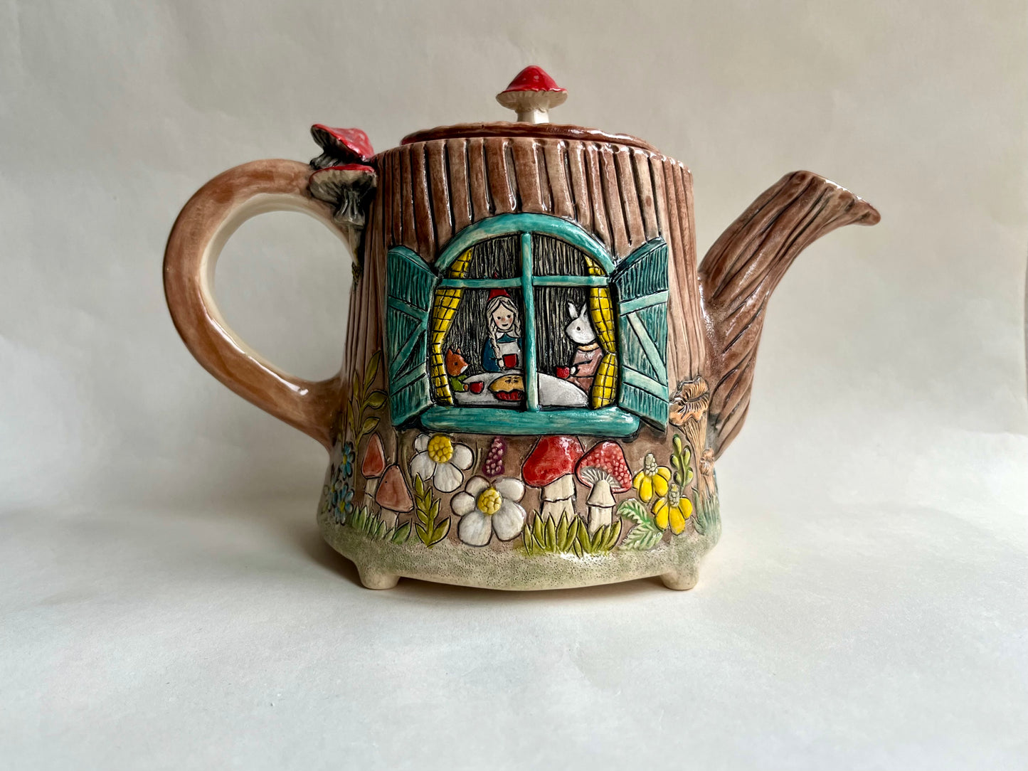 Rosa in the tree stump house teapot