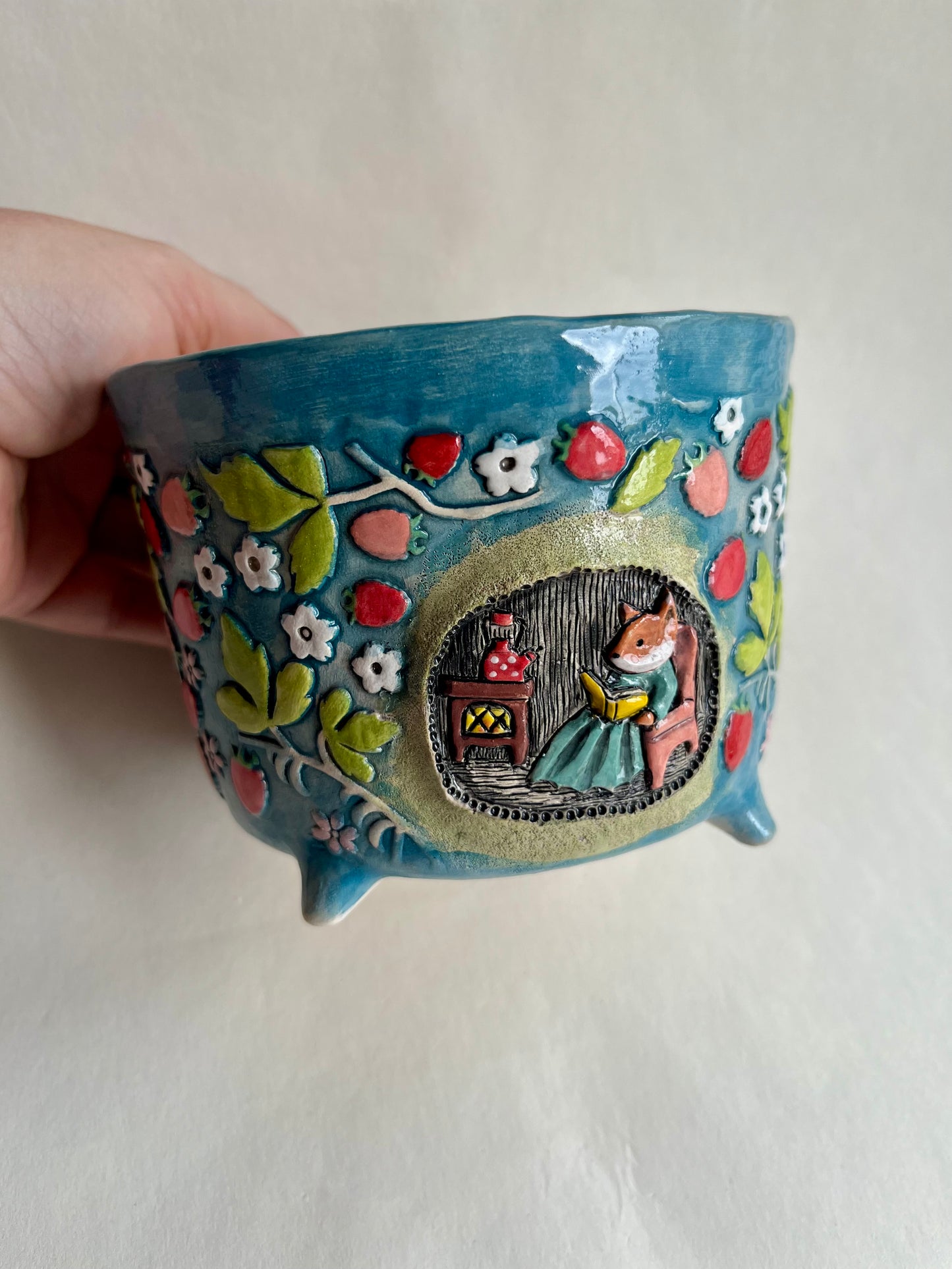 SERVING BOWL - Fox reading in strawberry burrow - 520ml / 17.5oz