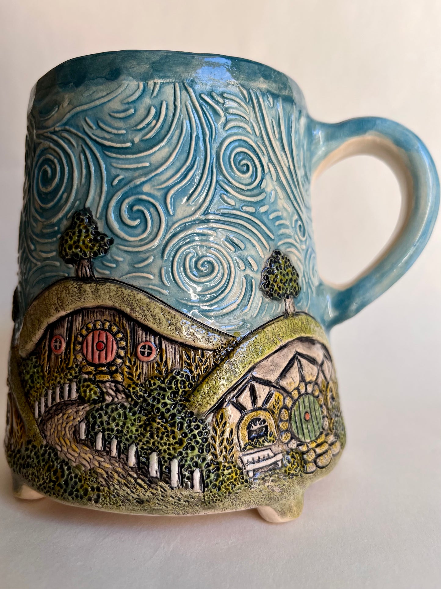 Hobbiton Village 550ml / 18.5oz mug