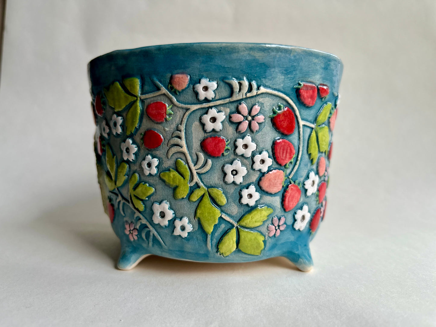 SERVING BOWL - Fox reading in strawberry burrow - 520ml / 17.5oz