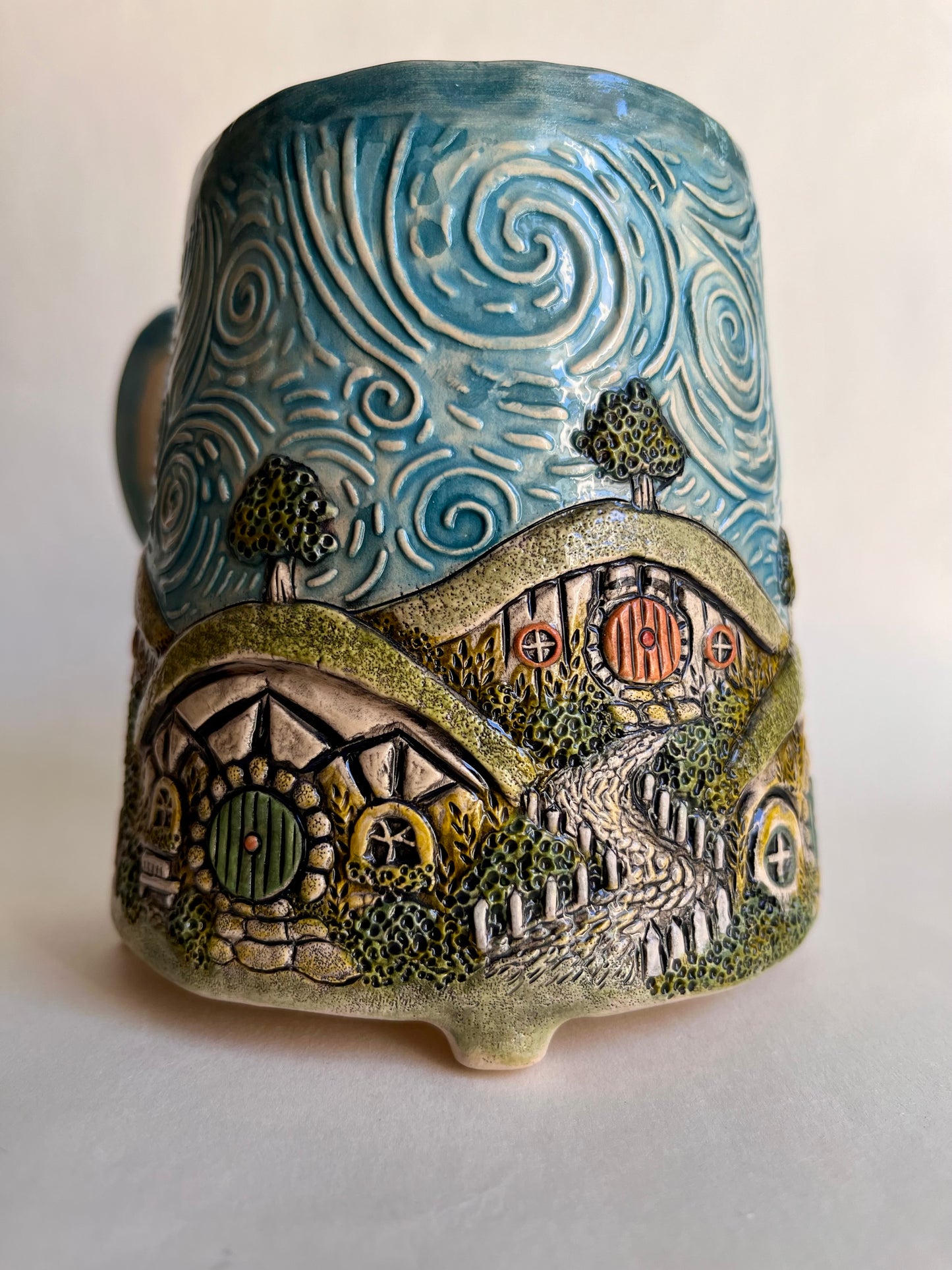 Hobbiton Village 550ml / 18.5oz mug