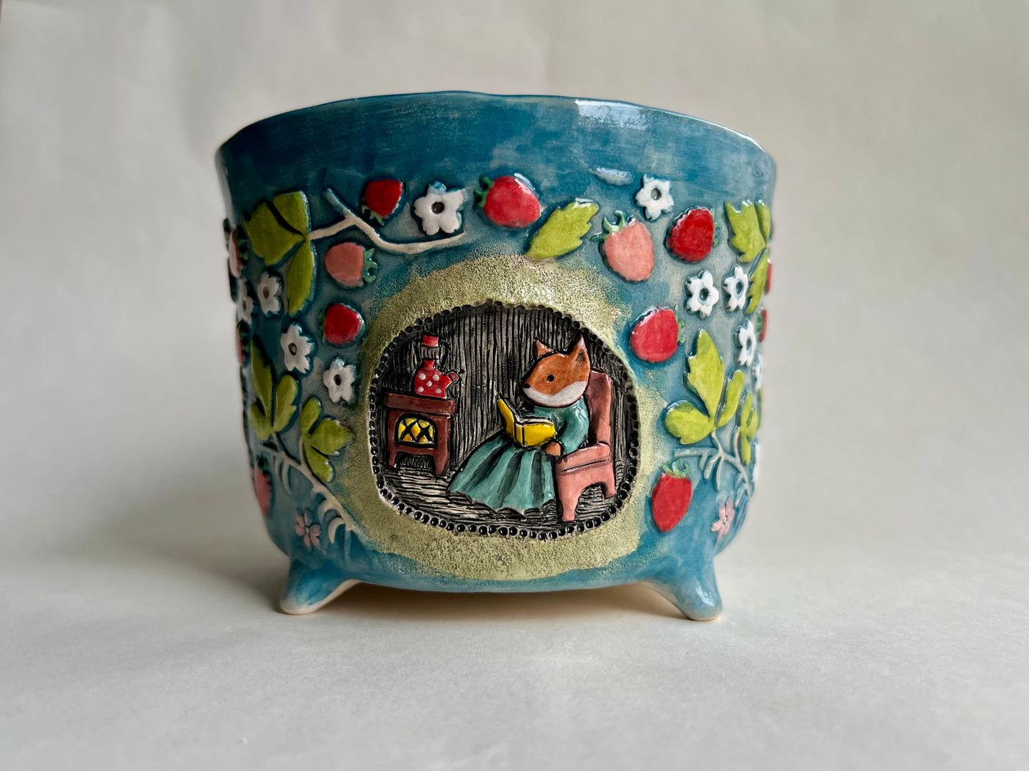 SERVING BOWL - Fox reading in strawberry burrow - 520ml / 17.5oz