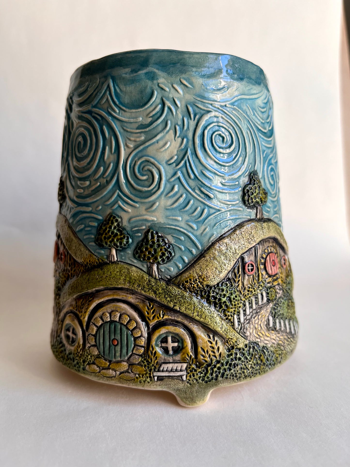 Hobbiton Village 550ml / 18.5oz mug