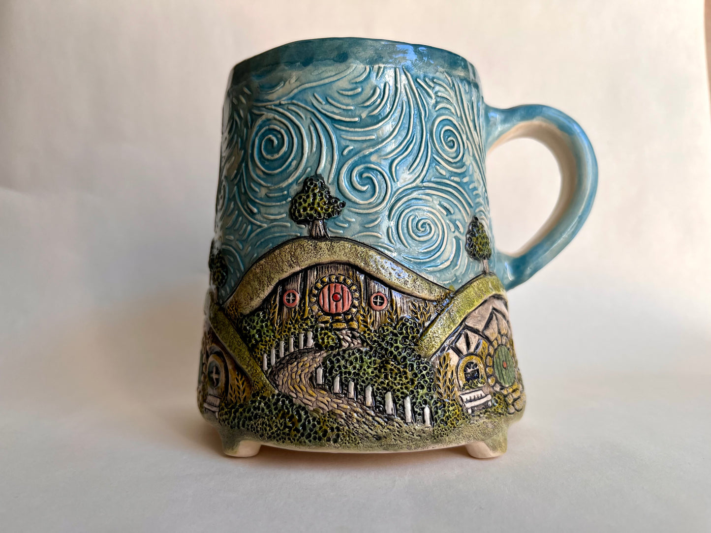 Hobbiton Village 550ml / 18.5oz mug